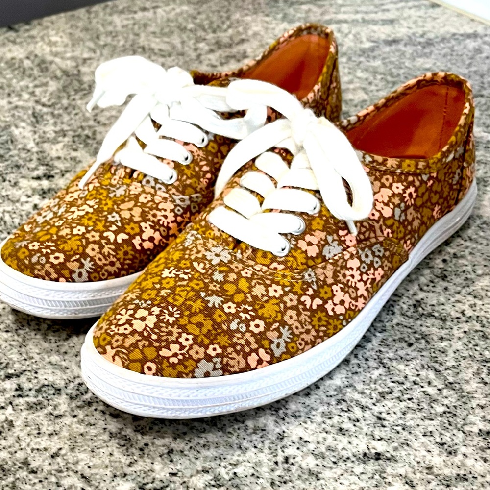 Women’s size 7 floral shoe - Picture 2 of 2